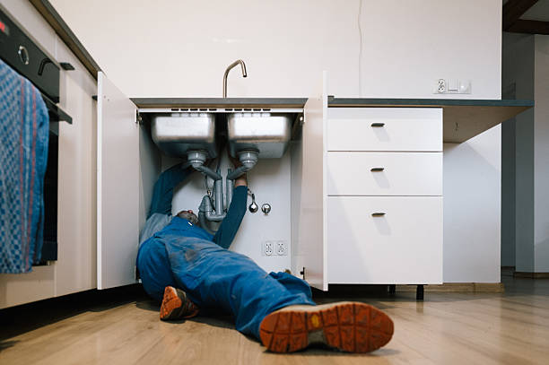 Professional Emergency Plumber technician working in Bellevue, IA
